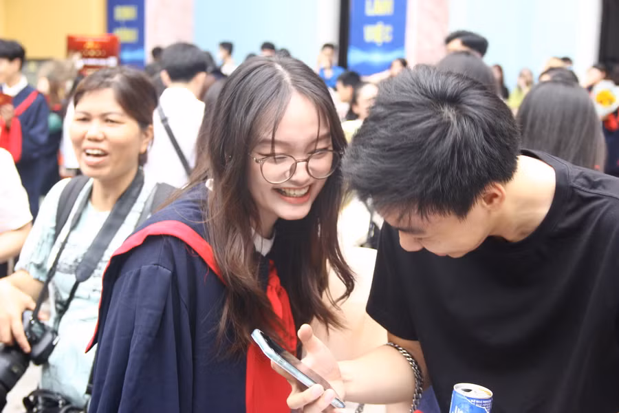 Sinh viên Trường ĐH Công đoàn (Hà Nội) rạng rỡ trong ngày nhận bằng tốt nghiệp. Sinh viên Trường ĐH Công đoàn (Hà Nội) rạng rỡ trong ngày nhận bằng tốt nghiệp.