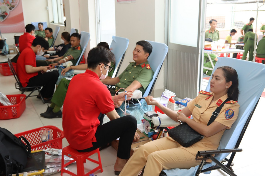 Cán bộ, chiến sĩ Công an tỉnh An Giang hiến tặng 200 đơn vị máu để cứu chữa bệnh nhân. Cán bộ, chiến sĩ Công an tỉnh An Giang hiến tặng 200 đơn vị máu để cứu chữa bệnh nhân.