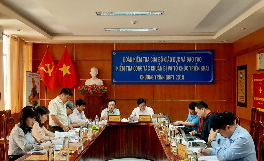 Đại diện Sở GD&ĐT An Giang báo cáo công tác chuẩn bị và tổ chức triển khai Chương trình GDPT 2018. Đại diện Sở GD&ĐT An Giang báo cáo công tác chuẩn bị và tổ chức triển khai Chương trình GDPT 2018.
