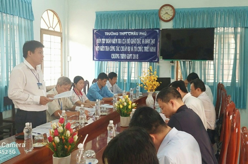 Đoàn công tác Bộ GD&ĐT kiểm tra thực tế tại Trường THPT Châu Phú (huyện Châu Phú, tỉnh An Giang). Đoàn công tác Bộ GD&ĐT kiểm tra thực tế tại Trường THPT Châu Phú (huyện Châu Phú, tỉnh An Giang).