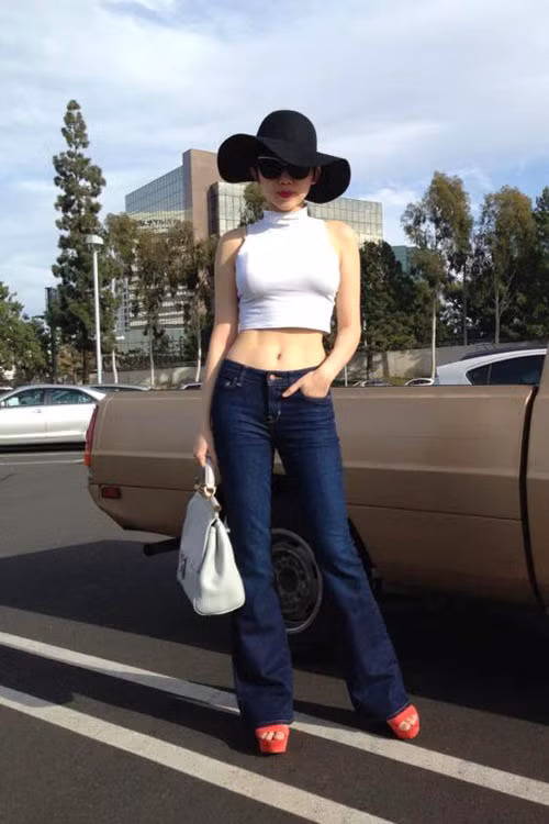 Quần ống loe: Cuộc chiến gay cấn của những 