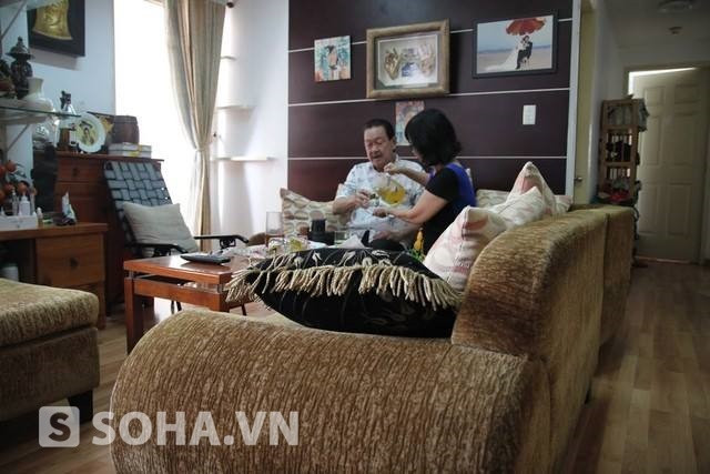 Cận cảnh nơi sống của Chánh Tín sau khi dọn khỏi nhà hơn 10 tỷ ảnh 3 Trong phòng khách khoảng 20m2, Chánh Tín bày biện một bộ salon để tiếp khách và cũng là nơi cả gia đình quây quầy bên nhau xem những bộ phim yêu thích.
