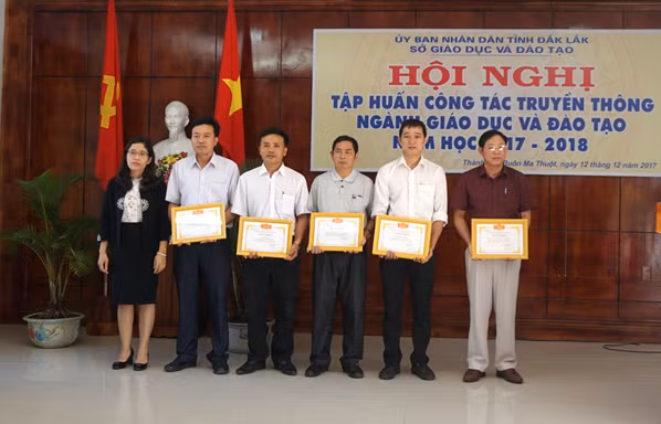 Các tập thể và cá nhân nhận giấy khen của Sở GD&ĐT về công tác truyền thông