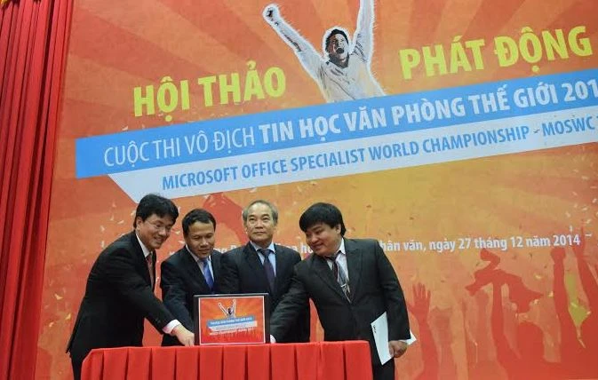 Thứ trưởng Nguyễn Vinh Hiển cùng Ban tổ chức nhấn nút khởi động cuộc thi MOSWC 2015.