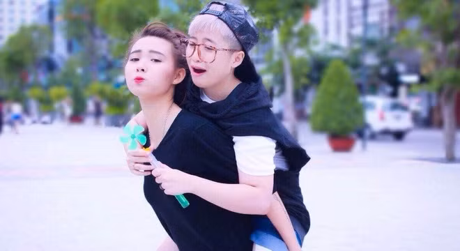 Hình ảnh cô gái cõng người yêu “3 mét bẻ đôi” gây chú ý