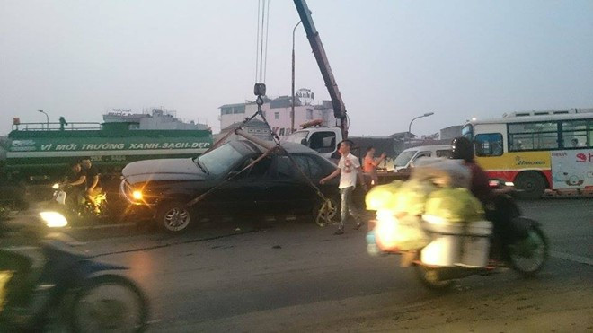 BMW biển xanh leo dải phân cách cầu Chương Dương