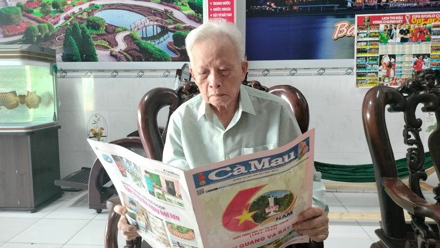 Nhà báo Phạm Văn Tri giữ thói quen đọc sách, báo hằng ngày.