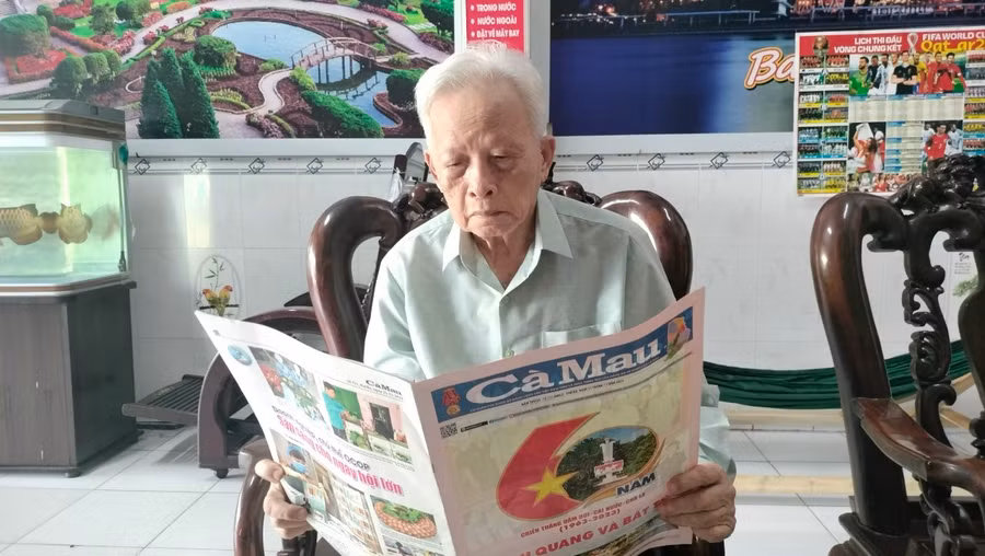 Nhà báo Phạm Văn Tri giữ thói quen đọc sách, báo hằng ngày.