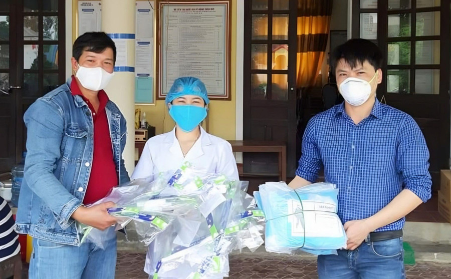 Thầy Hiệp (bìa trái) vận động các nhà hảo tâm tài trợ các thiết bị hỗ trợ đội ngũ y tế phòng chống dịch Covid-19. Thầy Hiệp (bìa trái) vận động các nhà hảo tâm tài trợ các thiết bị hỗ trợ đội ngũ y tế phòng chống dịch Covid-19.