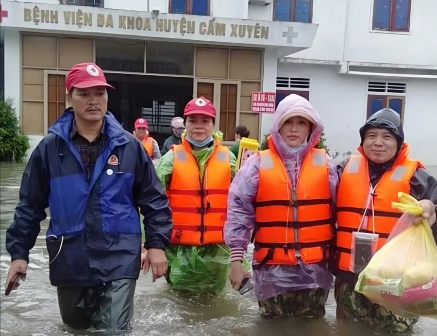 Thầy Hiệp (bìa trái) có mặt tại các vùng ngập lũ sâu ở Hà Tĩnh để thực hiện công tác kêu gọi, hỗ trợ người dân.