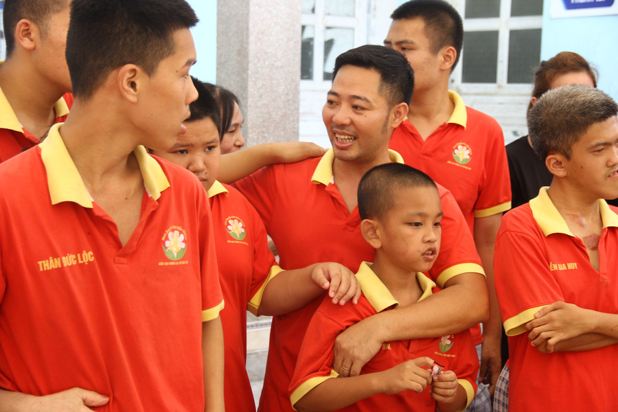 Thầy Vũ Văn Chức và các “học trò đặc biệt” tại Trung tâm Hoa Xuyến Chi. Ảnh: TG. Thầy Vũ Văn Chức và các “học trò đặc biệt” tại Trung tâm Hoa Xuyến Chi. Ảnh: TG.