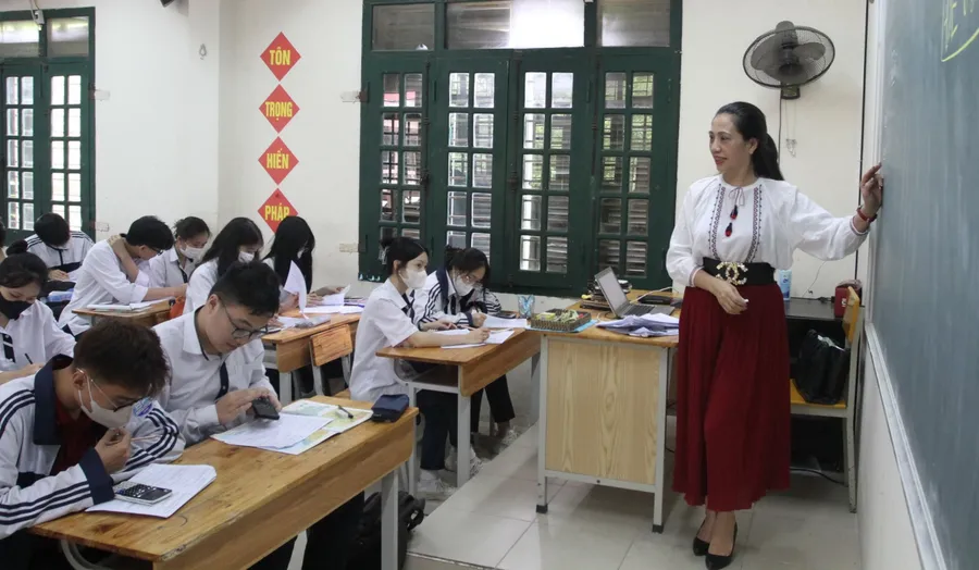 Cô trò Trường THPT Lý Thường Kiệt (quận Long Biên, Hà Nội) ôn thi tốt nghiệp THPT. Ảnh: Lê Cường