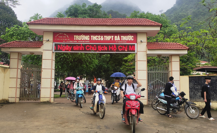 Trường THPT Bá Thước điều chỉnh thời gian ôn tập để tránh nắng nóng cho giáo viên và học sinh. Ảnh: Thế Lượng Trường THPT Bá Thước điều chỉnh thời gian ôn tập để tránh nắng nóng cho giáo viên và học sinh. Ảnh: Thế Lượng