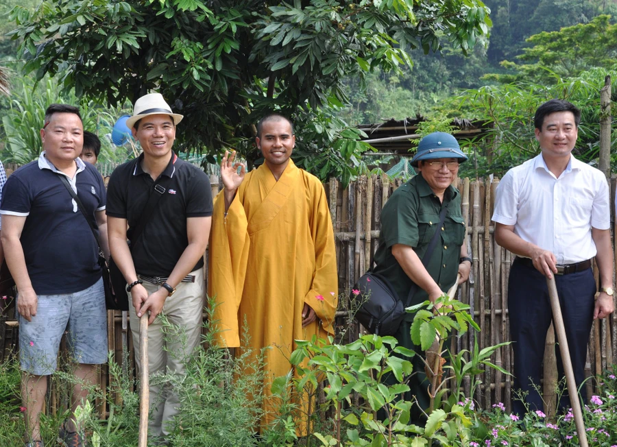 Nhà thơ Trần Đăng Khoa tham gia lễ động thổ xây dựng trường mẫu giáo Lang Thíp.