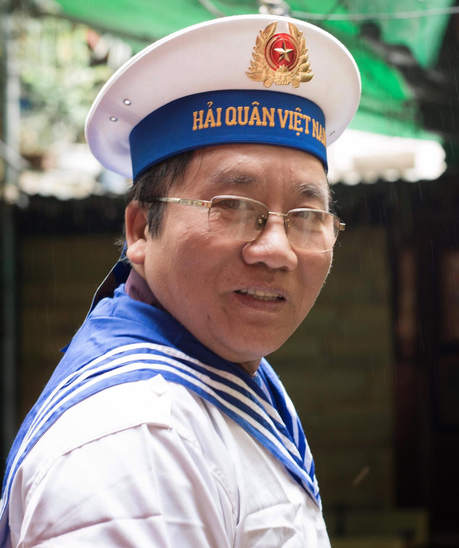 Nhà thơ Trần Đăng Khoa trong trang phục lính hải quân. Ảnh: FBNV