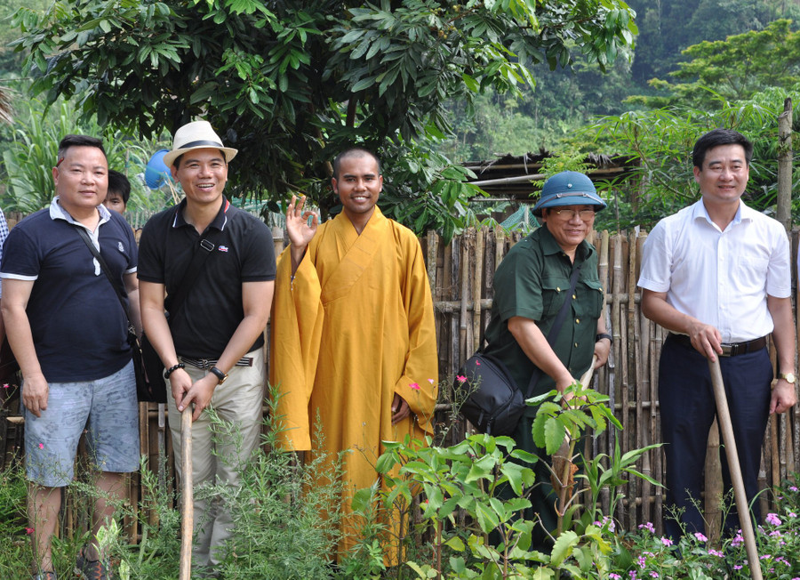 Nhà thơ Trần Đăng Khoa tham gia lễ động thổ xây dựng trường mẫu giáo Lang Thíp.