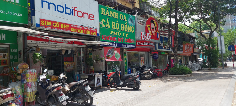 Trên phố Giảng Võ giờ chỉ còn sạp báo nhỏ nhoi của cửa hàng ghi biển Mobifone. Ảnh: Bình Thanh. Trên phố Giảng Võ giờ chỉ còn sạp báo nhỏ nhoi của cửa hàng ghi biển Mobifone. Ảnh: Bình Thanh.