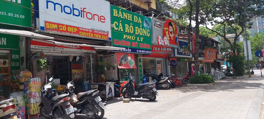 Trên phố Giảng Võ giờ chỉ còn sạp báo nhỏ nhoi của cửa hàng ghi biển Mobifone. Ảnh: Bình Thanh.