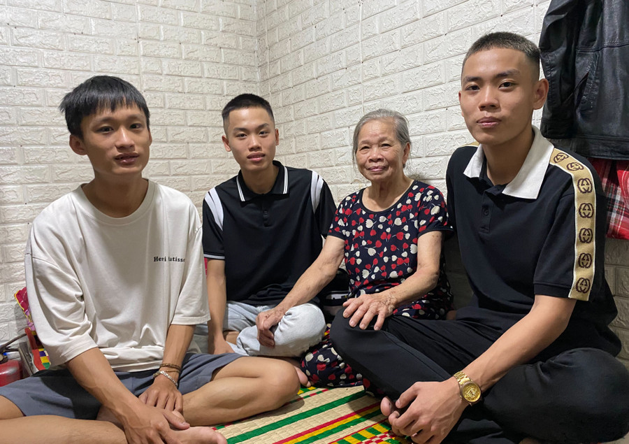 Anh em Nhân, Nhơn và Phúc cùng với bà ngoại Nguyễn Thị Thỉ.
