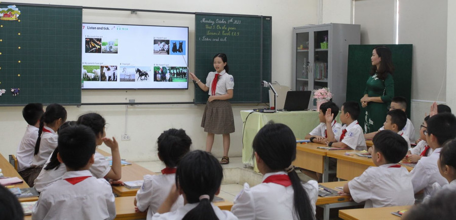 Giờ học tiếng Anh của học sinh Trường Tiểu học Thịnh Liệt (quận Hoàng Mai, Hà Nội). Ảnh: TG Giờ học tiếng Anh của học sinh Trường Tiểu học Thịnh Liệt (quận Hoàng Mai, Hà Nội). Ảnh: TG