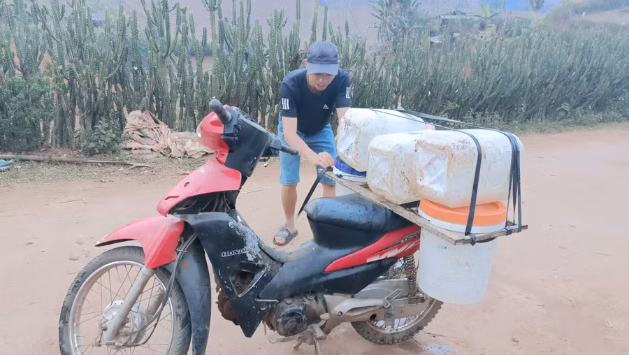 Giáo viên Trường PTDTBT THCS Ta Ma chở nước sau giờ dạy.