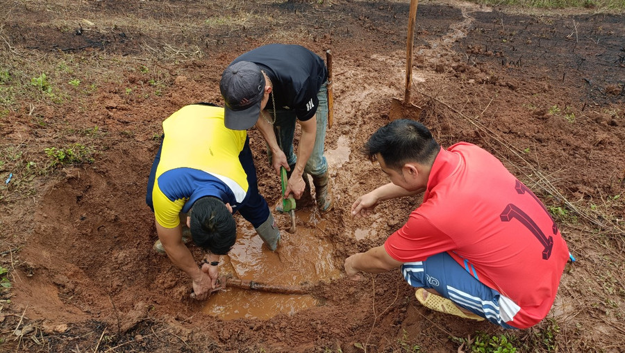 Các thầy cô phải tự làm đường ống dẫn nước về để sinh hoạt.