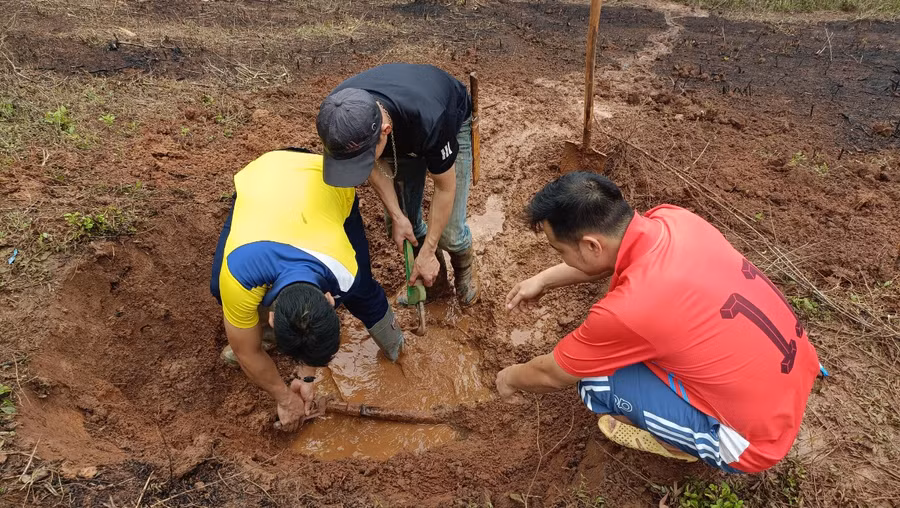 Các thầy cô phải tự làm đường ống dẫn nước về để sinh hoạt.
