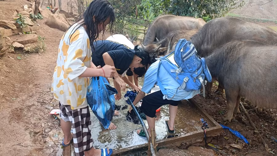 Học sinh đi tắm nhờ.