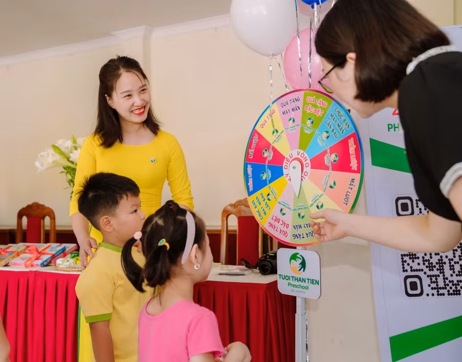 Cô trò Trường Mầm non Tuổi Thần Tiên (Mỹ Hào, Hưng Yên). Ảnh: NTCC