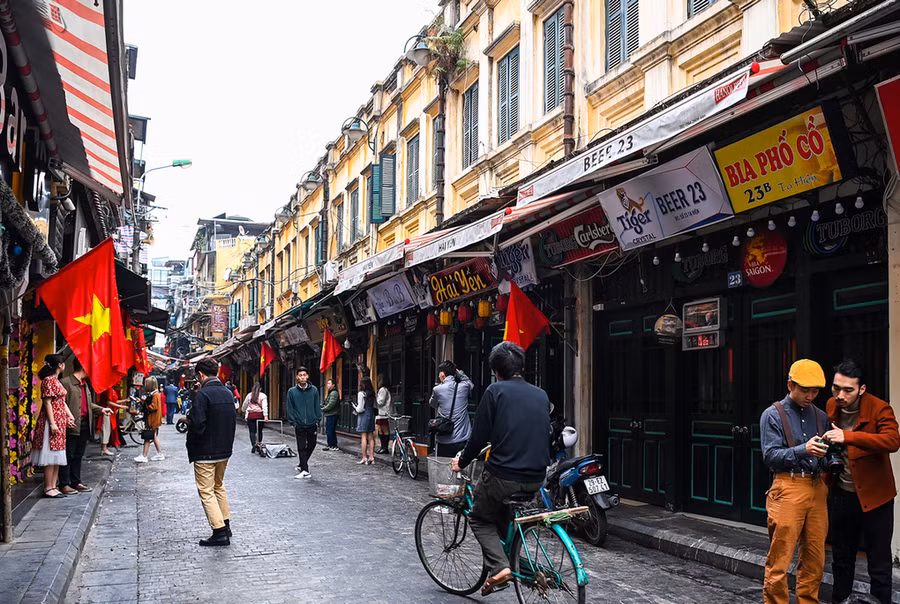 Phố Tạ Hiện - tuyến phố thương mại sầm uất bậc nhất khu phố cổ Hà Nội. Ảnh: Giang Huy.