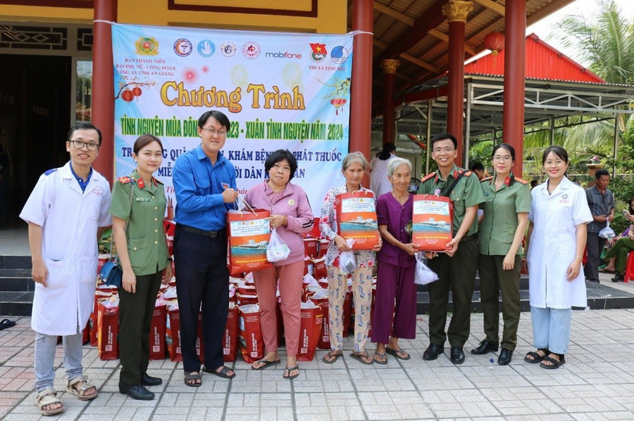 Tặng quà cho những hộ khó khăn. (Ảnh: Bích Trâm). Tặng quà cho những hộ khó khăn. (Ảnh: Bích Trâm).