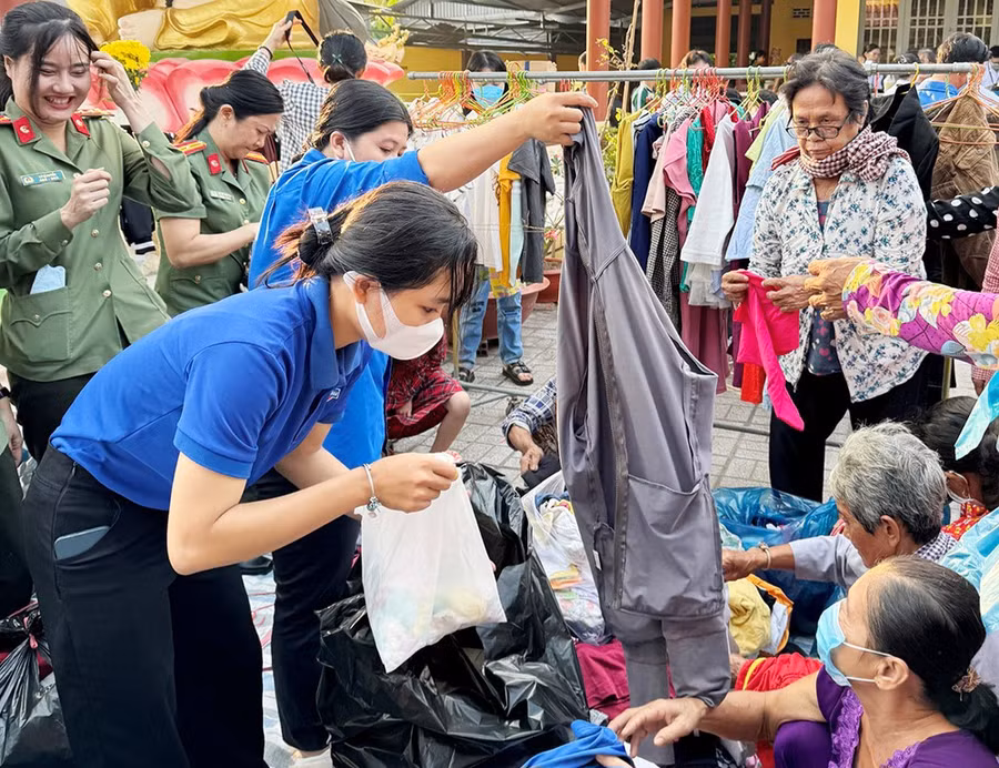 “Gian hàng 0 đồng” được bà con đón nhận nồng nhiệt. (Ảnh: Bích Trâm) “Gian hàng 0 đồng” được bà con đón nhận nồng nhiệt. (Ảnh: Bích Trâm)