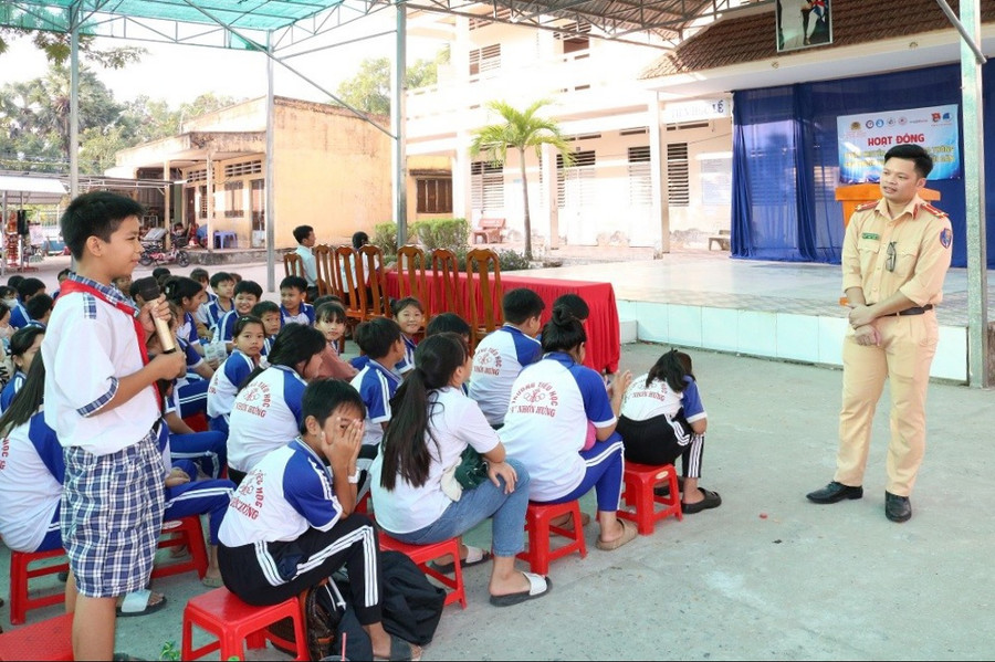 Tuyên truyền, phổ biến pháp luật về ATGT cho các em học sinh. (Ảnh: Bích Trâm). Tuyên truyền, phổ biến pháp luật về ATGT cho các em học sinh. (Ảnh: Bích Trâm).