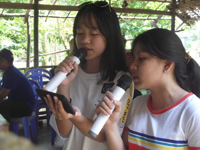 Học sinh giao lưu văn nghệ khi dã ngoại