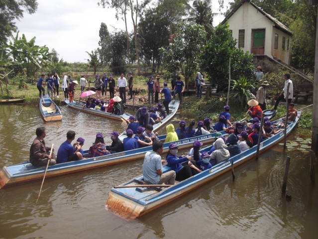 Học sinh chuẩn bị bơi thuyền trên kênh