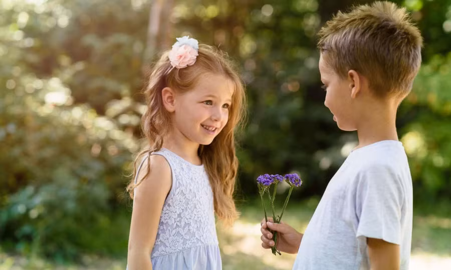 Phụ huynh nên dạy trẻ các kỹ năng kết bạn. Ảnh minh họa.