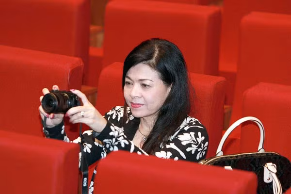 Sau nhiều lần tiếp xúc, Chế Linh và Vương Nga quyết định tiến tới hôn nhân nhưng không nhận được sự chấp thuận của gia đình bạn gái.