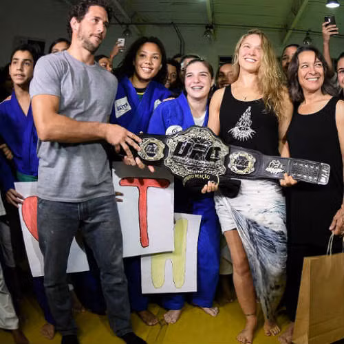 “Nữ hoàng UFC” diện bikini thả dáng trên biển ảnh 1