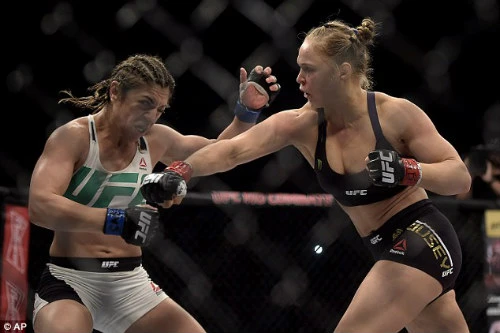 Rousey (phải) đã dễ dàng đả bại Correia để bảo vệ đại vô địch UFC của mình