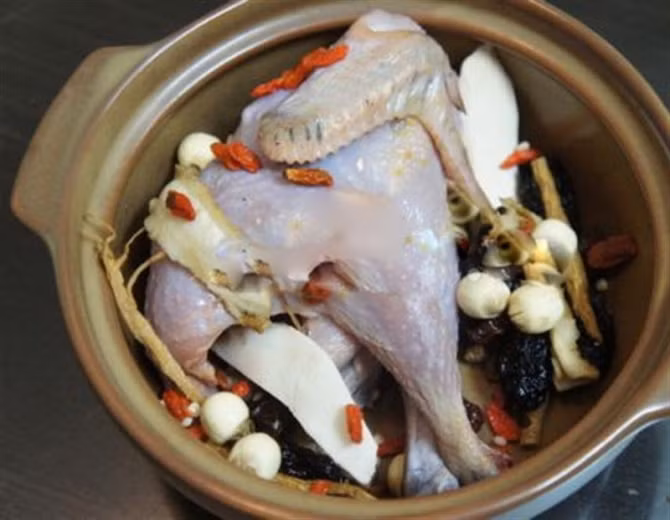 Các cách hầm gà thuốc Bắc thơm ngon, bổ dưỡng - Ảnh 2 Các cách hầm gà thuốc Bắc thơm ngon, bổ dưỡng - Ảnh 2