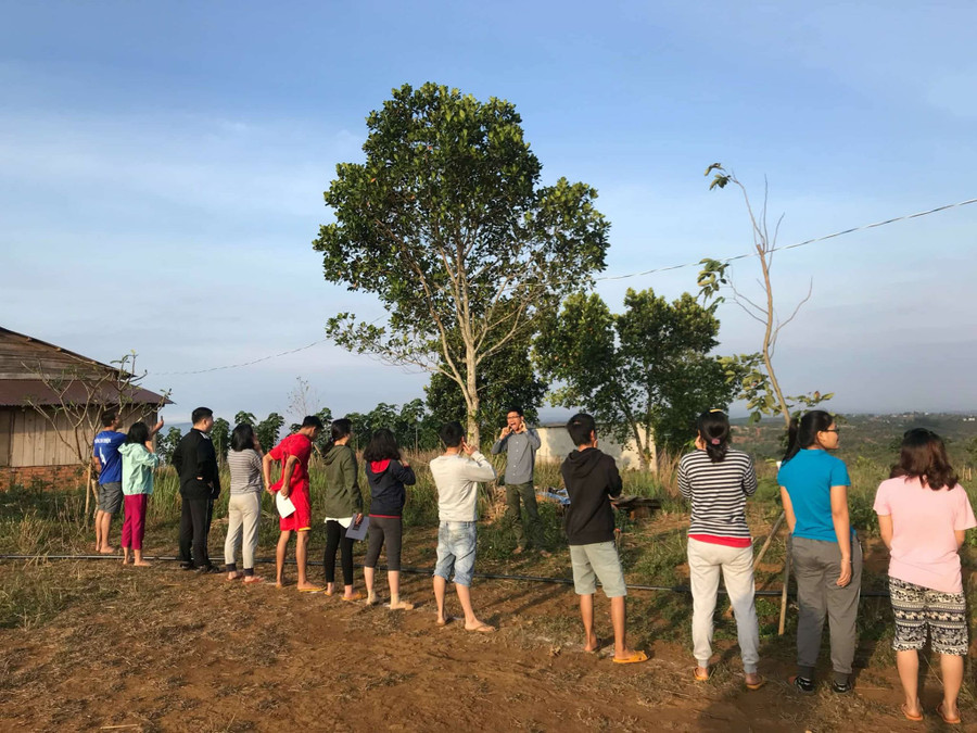 Đào Xuân Lộc dạy học trò luyện phát âm tiếng Anh tại làng Hama Đào Xuân Lộc dạy học trò luyện phát âm tiếng Anh tại làng Hama