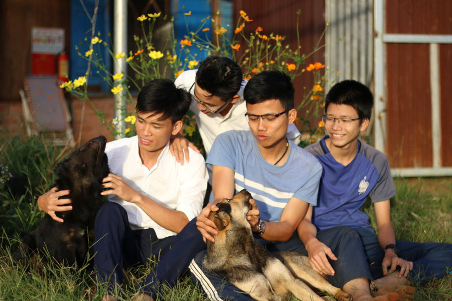 Đào Xuân Lộc cùng các học trò ở làng HAMA Đào Xuân Lộc cùng các học trò ở làng HAMA