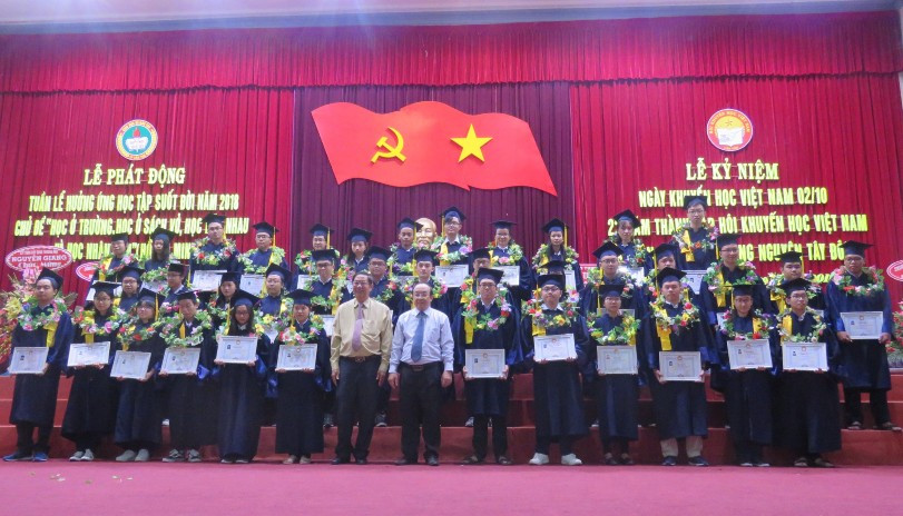 Tuyên dương, khen thưởng tân sinh viên đỗ thủ khoa các trường ĐH đạt danh hiệu “Tiền trạng nguyên Tây Đô”