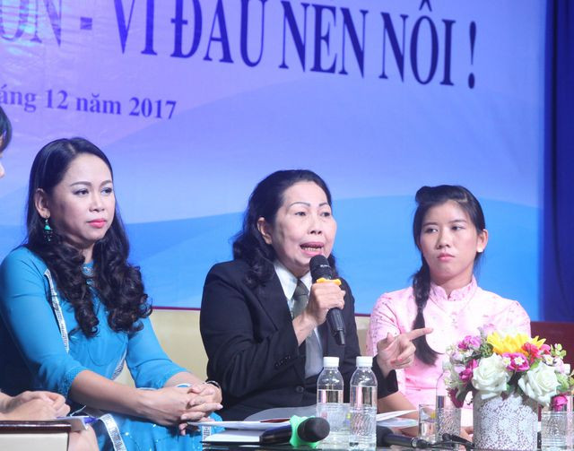 Luật sư Trần Thị Ngọc Nữ (giữa) chia sẻ tại một buổi tọa đàm 