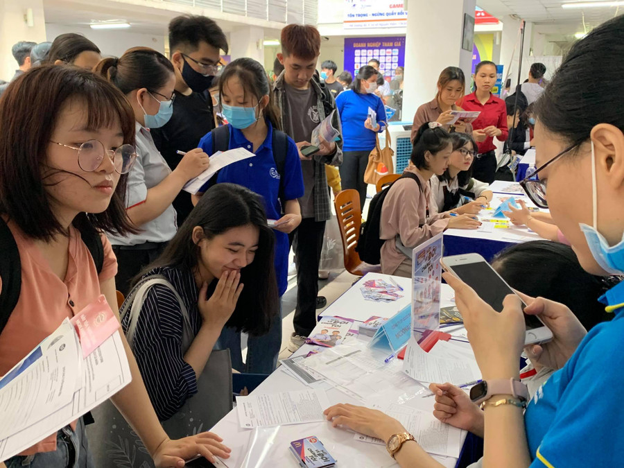 Sinh viên Trường ĐH Mở TPHCM tìm kiếm việc làm tại ngày hội việc làm và doanh nghiệp. Sinh viên Trường ĐH Mở TPHCM tìm kiếm việc làm tại ngày hội việc làm và doanh nghiệp.