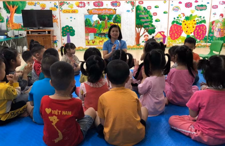 Cô Lê Thị Thu Hằng – Trường Mầm non Chăm Mát (TP Hòa Bình) trong giờ lên lớp. Ảnh: NVCC