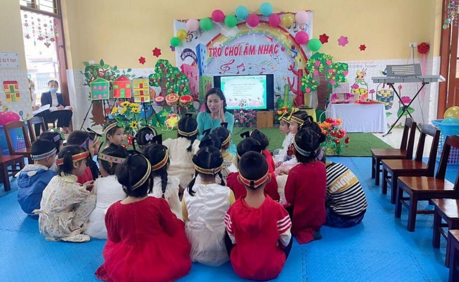 Cô Trần Thị Hiền Hòa – Trường Mầm non Nhân Mỹ (Lý Nhân, Hà Nam) hướng dẫn trẻ tham gia trò chơi âm nhạc. Ảnh: NVCC Cô Trần Thị Hiền Hòa – Trường Mầm non Nhân Mỹ (Lý Nhân, Hà Nam) hướng dẫn trẻ tham gia trò chơi âm nhạc. Ảnh: NVCC