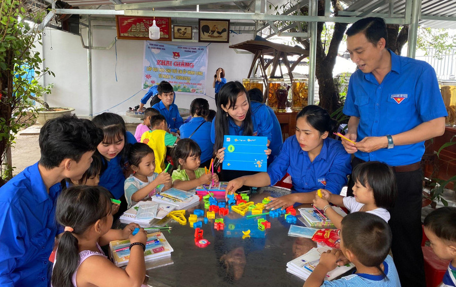 Giữa kỳ nghỉ hè nhưng các em vẫn rộn ràng tiếng cười nói, đánh vần học chữ. Giữa kỳ nghỉ hè nhưng các em vẫn rộn ràng tiếng cười nói, đánh vần học chữ.