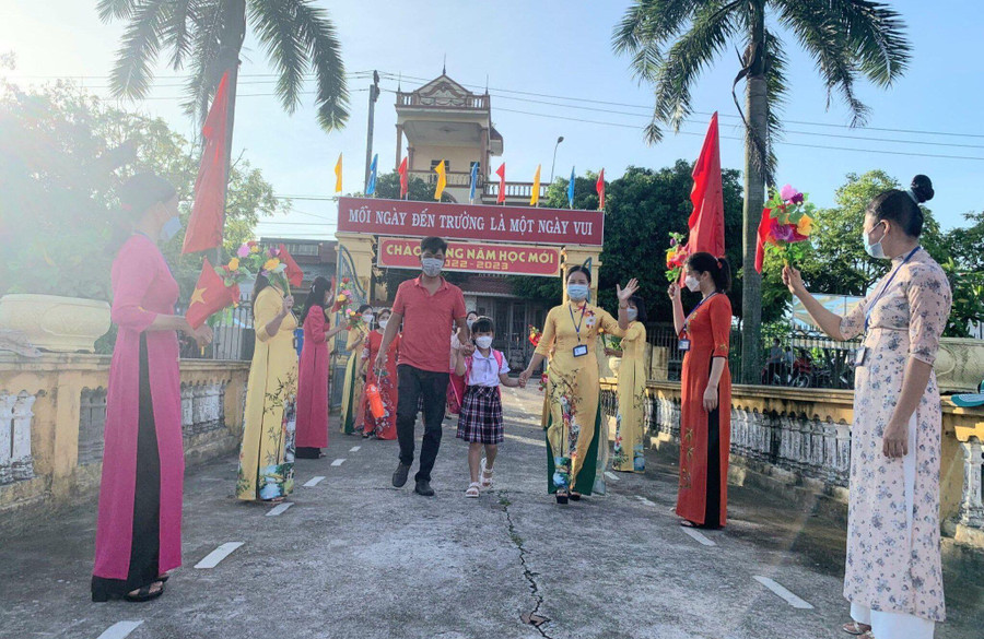 Đón học sinh lớp 1 Trường Tiểu học Khánh An (Yên Khánh, Ninh Bình). Ảnh: NTCC
