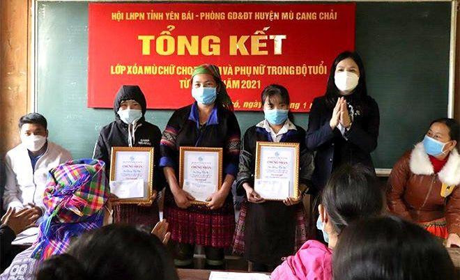 Trao chứng nhận cho học viên hoàn thành khóa học.